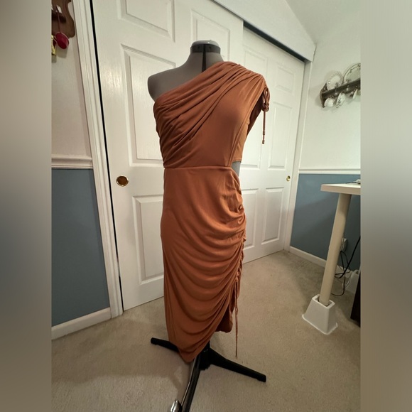 SIGNIFICANT OTHER - ONE SHOULDER MIDI DRESS - Picture 2 of 9